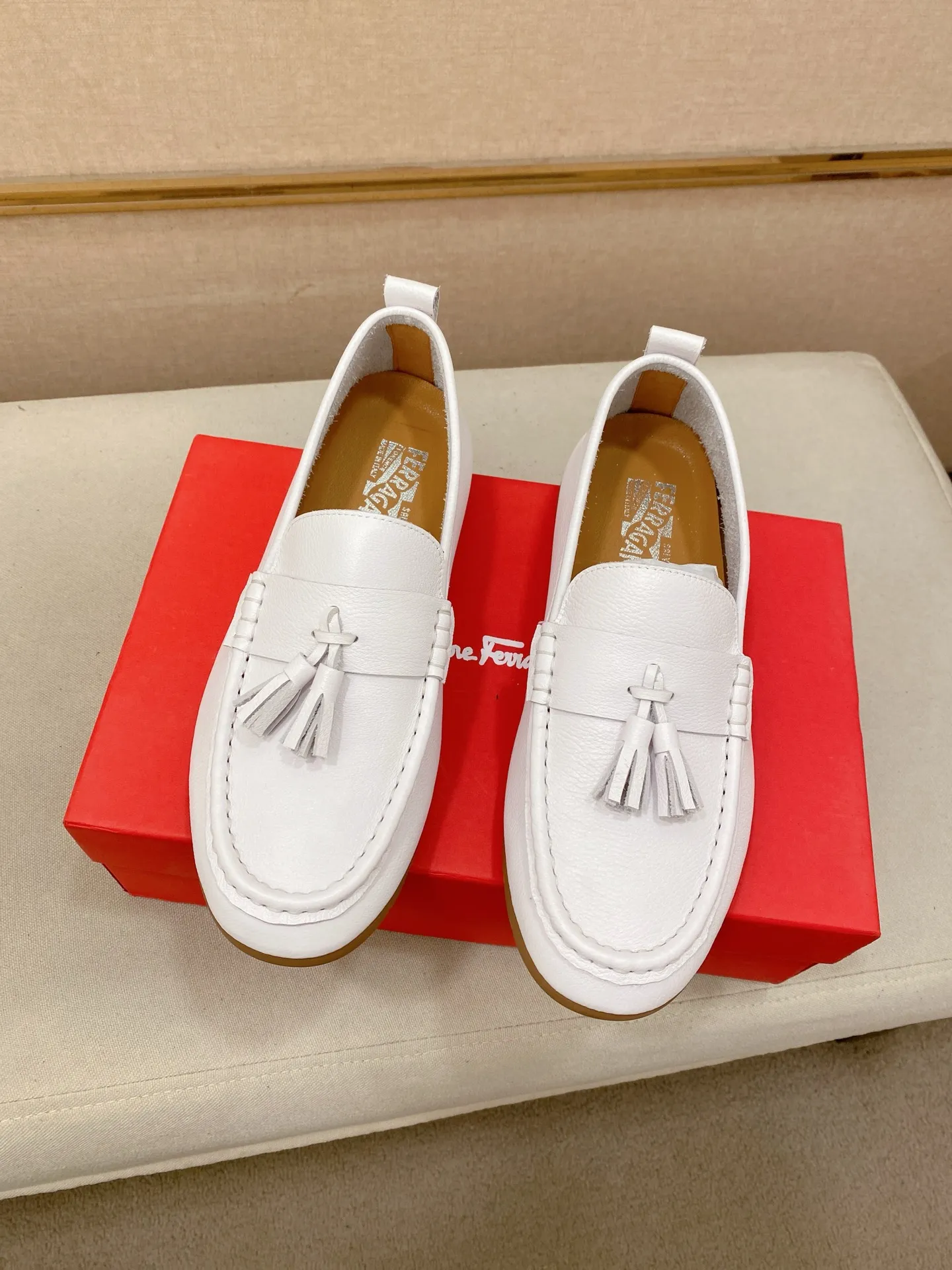 Factory price 500💰 Original Ferragamo men's shoes! The world's top brands...Luxury quality...//Fashion and high-end footwear 👍💪🏻...give you a low-key luxury comfort experience👍. The upper is made of pure Italian imported original cowhide and sweat-absorbent sheepskin lining. It is comfortable and breathable, high-end and classy... luxurious and noble!! .. OEM factory shipment [Hug] stall.. Original board. Welcome to taste..38--44.